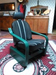 Un fauteuil avec un siège de MG